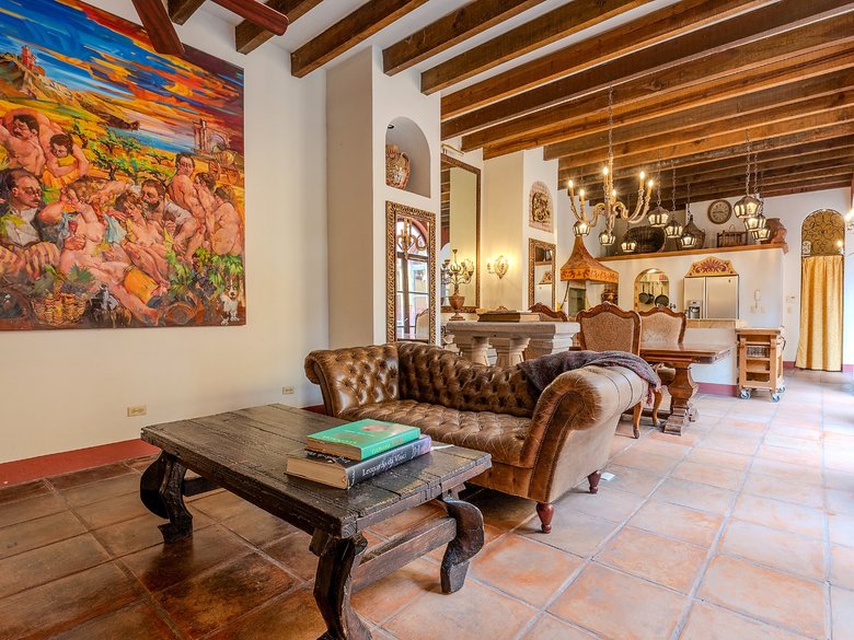 Colonial Home — 22 photos