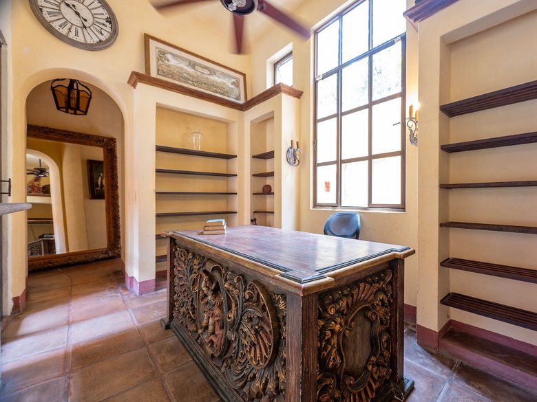 Colonial Home — 16 photos
