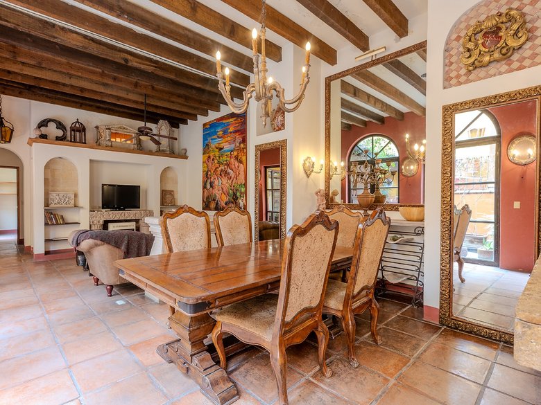 Colonial Home — 24 photos