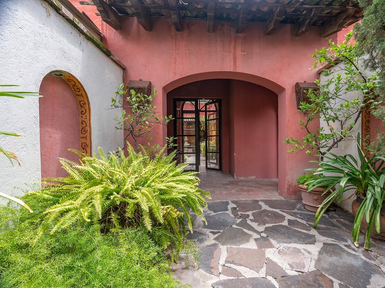 Colonial Home — 2 photos