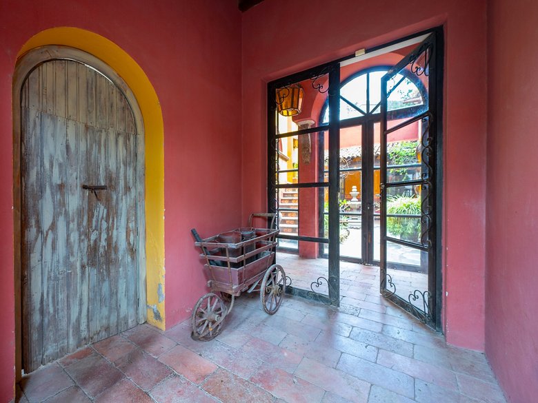 Colonial Home — 3 photos