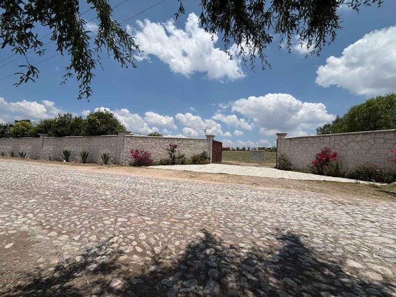 La Vivienda lot — 21 photos
