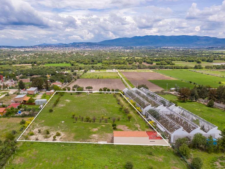 La Vivienda lot — 4 photos