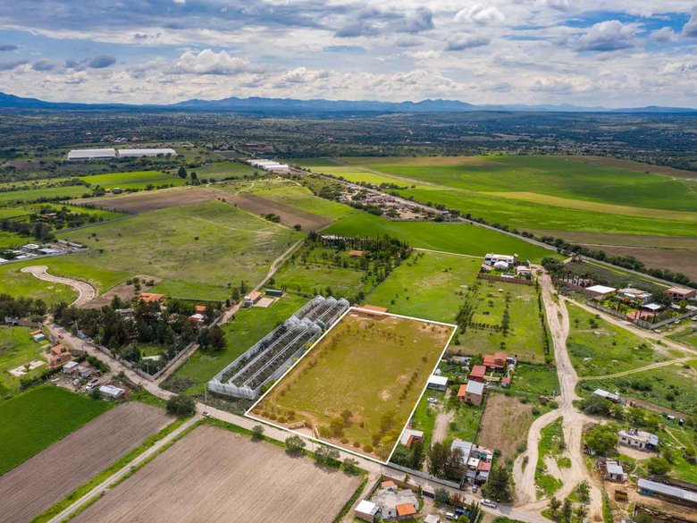 La Vivienda lot — 6 photos
