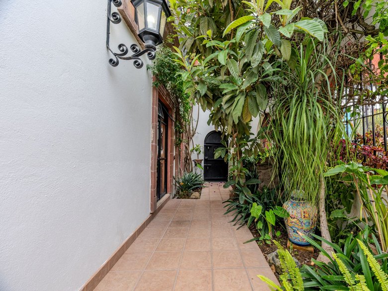 Casa De Las Máscaras — 2 photos