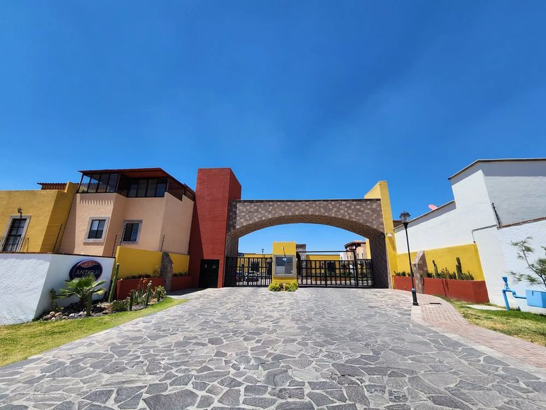 Depa Zirandaro Antigua — 9 photos