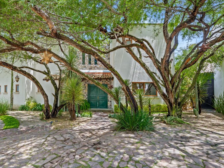 Huizaches Garden — 3 photos