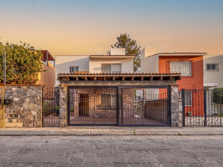 Casa Calle Llano 62 — 14 photos