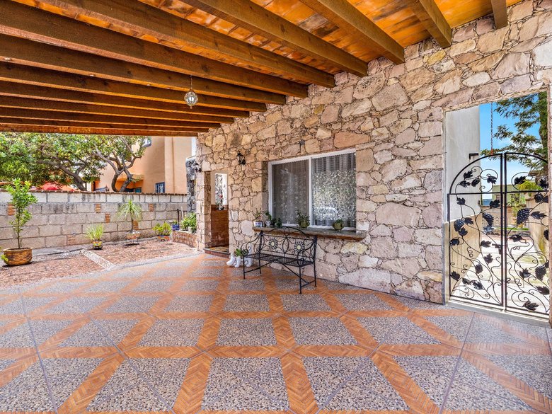Casa Calle Llano 62 — 2 photos