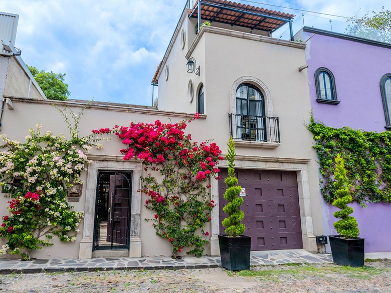 Casa de los Leones — 2 photos