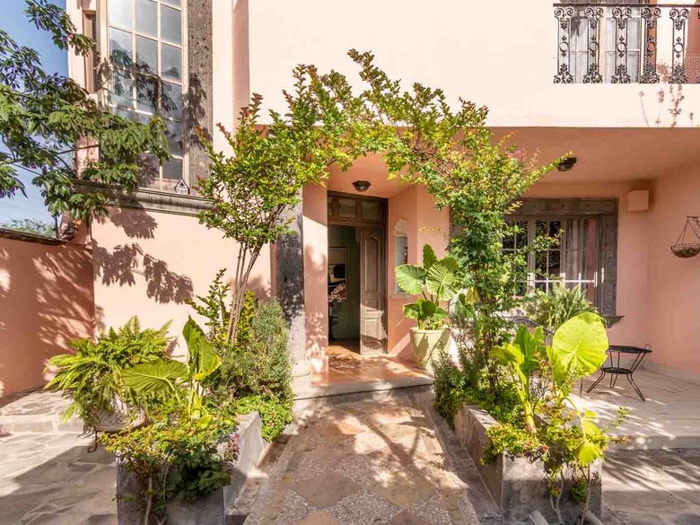 Casa de los Angeles — 2 photos