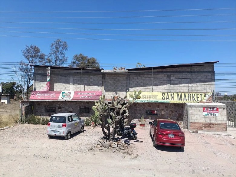 Plaza Comercial con uso de suelo mixto — 25 photos