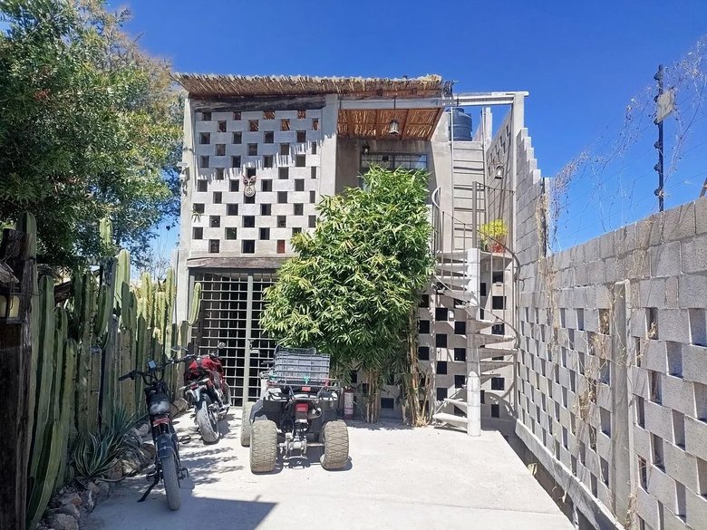 Plaza Comercial con uso de suelo mixto — 2 photos
