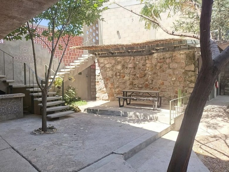 Plaza Comercial con uso de suelo mixto — 5 photos