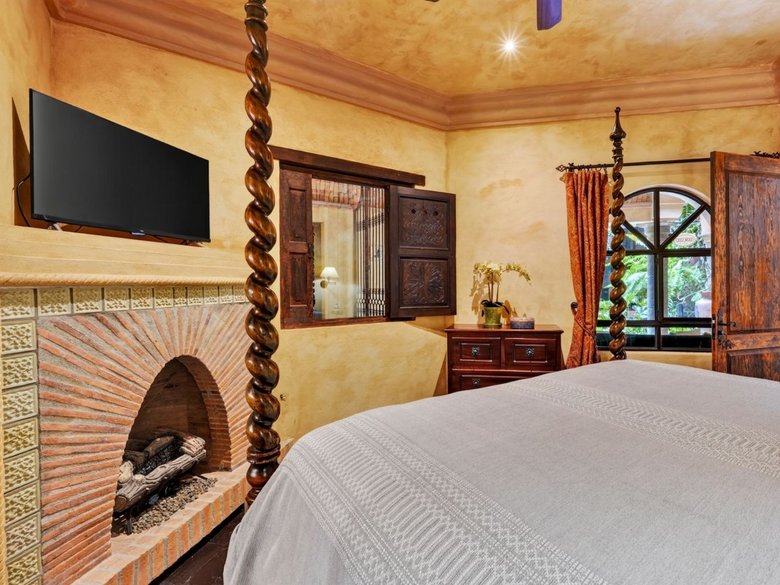 Villa Escondida — 13 photos