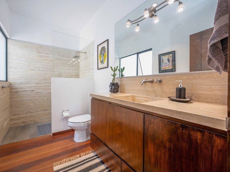 Modern Ground-Level Condo Near Centro — 8 photos