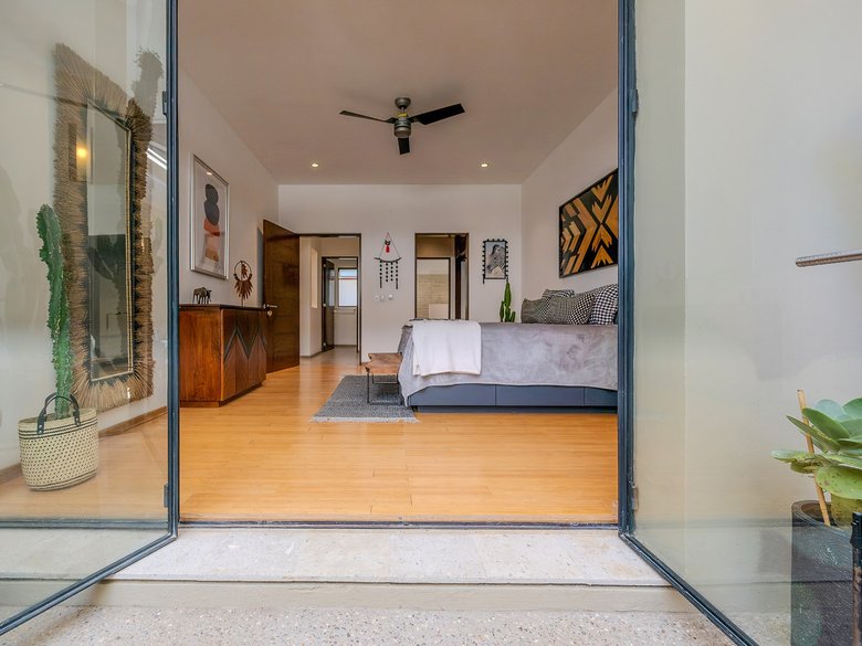 Modern Ground-Level Condo Near Centro — 5 photos