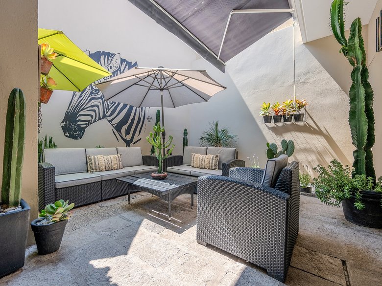 Modern Ground-Level Condo Near Centro — 3 photos