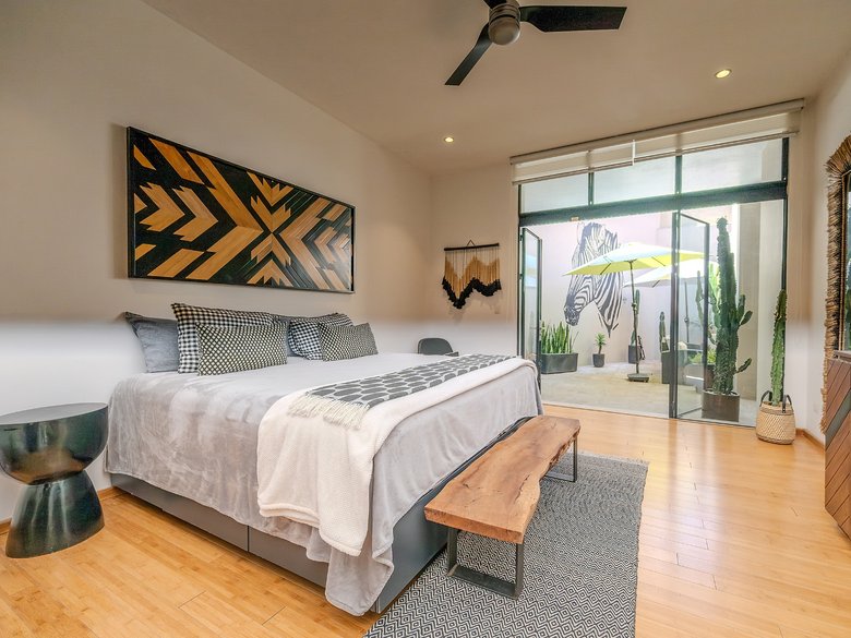 Modern Ground-Level Condo Near Centro — 4 photos