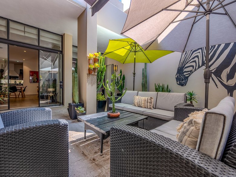 Modern Ground-Level Condo Near Centro — 2 photos