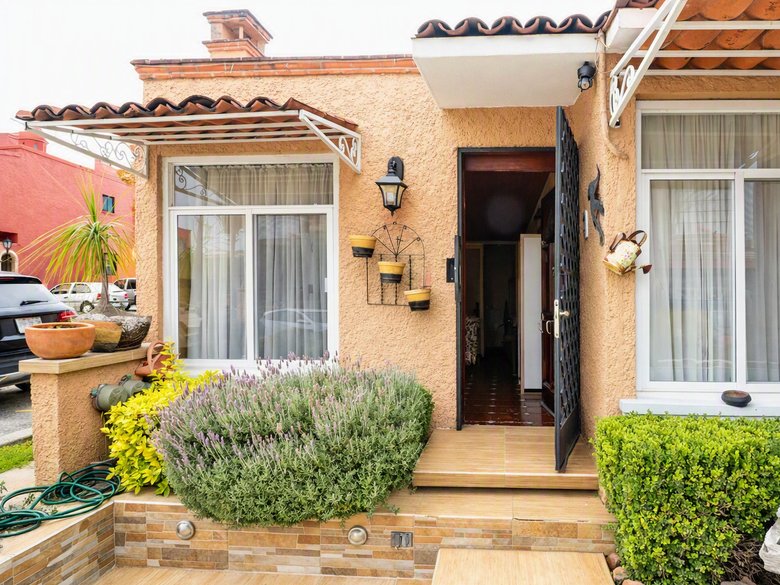 Acojedora Casa con Jardín — 3 photos
