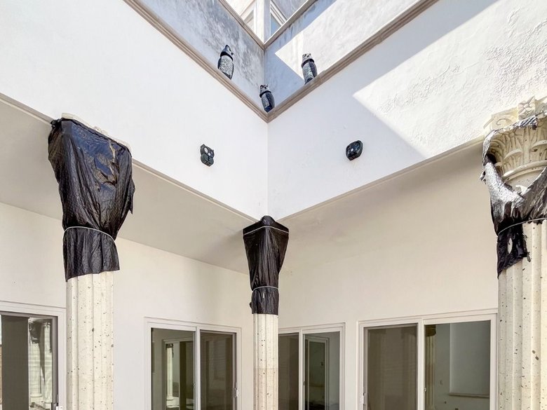 CASA BLANCA — 5 photos
