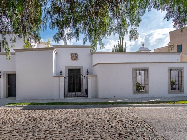 Hacienda de los Campanarios — 2 photos