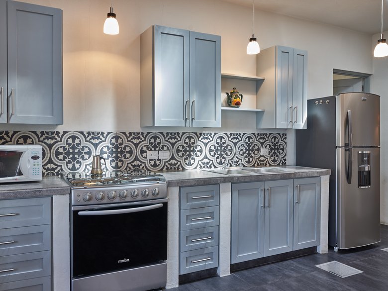 Light-filled 2 BR Contemporary Apt., Fully Furnished, 10 min Flat Walk to Centro — 4 photos