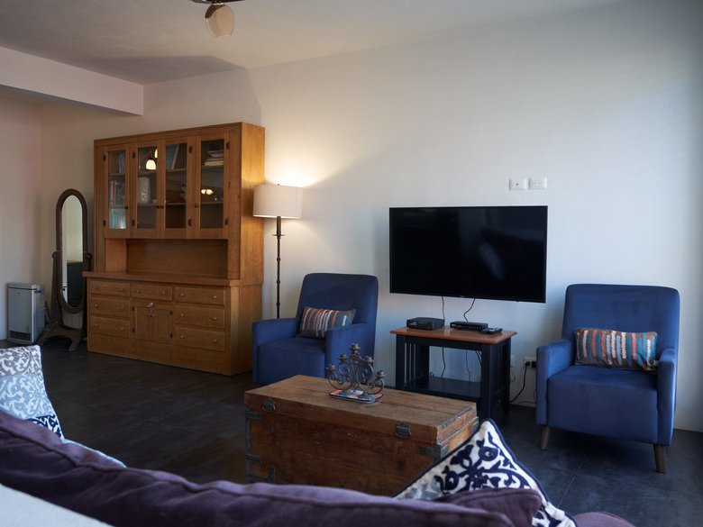 Light-filled 2 BR Contemporary Apt., Fully Furnished, 10 min Flat Walk to Centro — 1 photos