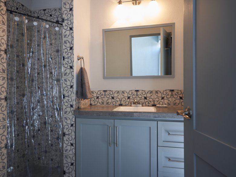 Light-filled 2 BR Contemporary Apt., Fully Furnished, 10 min Flat Walk to Centro — 13 photos