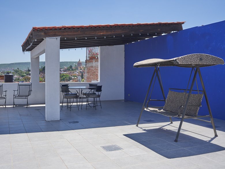 Light-filled 2 BR Contemporary Apt., Fully Furnished, 10 min Flat Walk to Centro — 15 photos