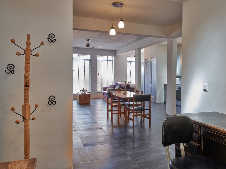 Light-filled 2 BR Contemporary Apt., Fully Furnished, 10 min Flat Walk to Centro — 6 photos