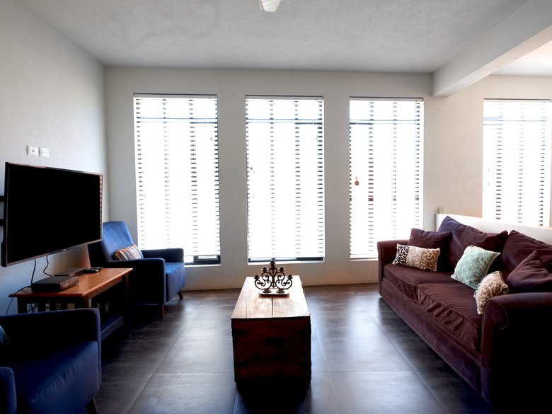 Light-filled 2 BR Contemporary Apt., Fully Furnished, 10 min Flat Walk to Centro — 2 photos