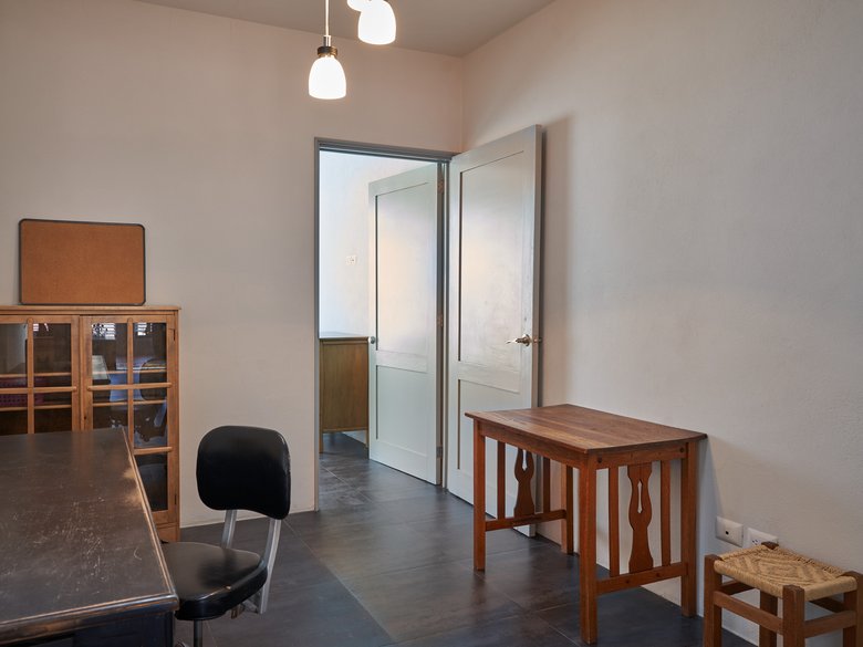 Light-filled 2 BR Contemporary Apt., Fully Furnished, 10 min Flat Walk to Centro — 8 photos