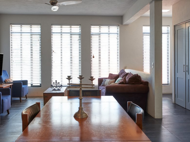 Light-filled 2 BR Contemporary Apt., Fully Furnished, 10 min Flat Walk to Centro — 5 photos