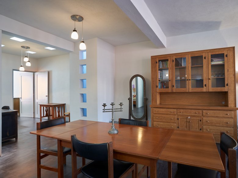 Light-filled 2 BR Contemporary Apt., Fully Furnished, 10 min Flat Walk to Centro — 3 photos