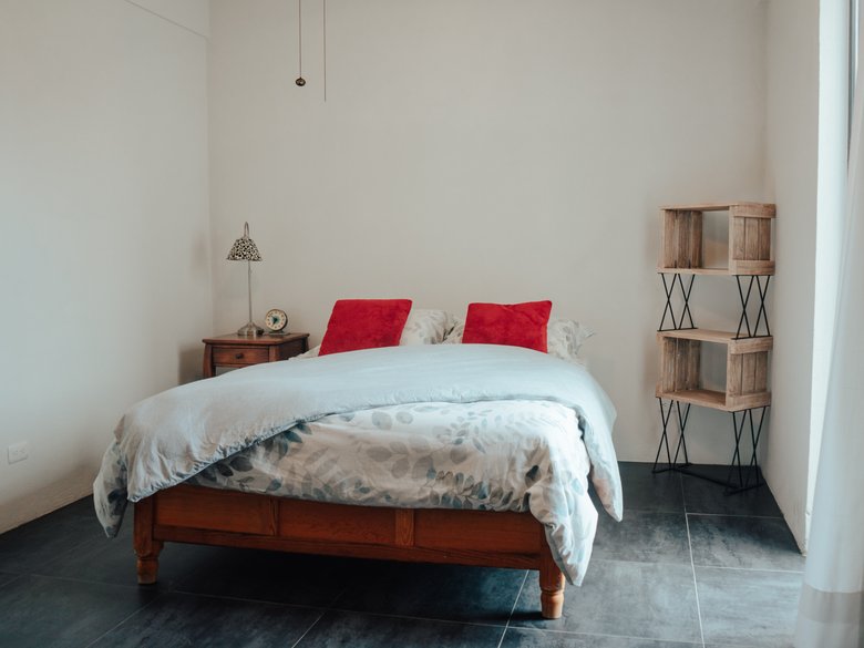 Light-filled 2 BR Contemporary Apt., Fully Furnished, 10 min Flat Walk to Centro — 10 photos